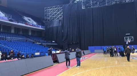 当篮球架遇见演唱会舞台：一场因“跨界”而取消的CBA比赛